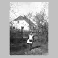 106-0032 Editha Hippe aus Taplacken auf dem Weg zur Schule. Das Haus im Hintergrund gehoert dem Landwirt Schwarz.jpg